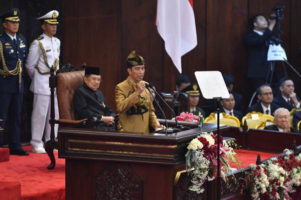 Presiden Joko Widodo dengan baju adat suku Sasak NTB menyampaikan pidato kenegaraan dalam Sidang Bersama DPD-DPR di Kompleks Parlemen, Senayan, Jakarta, Jumat (16/8 - 2019). (Antara/Sigid Kurniawan)