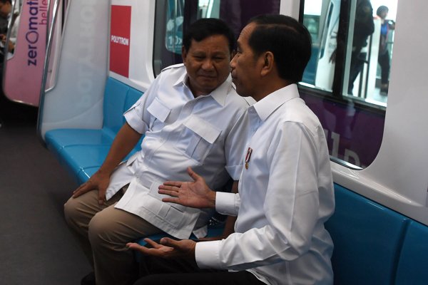 Presiden Joko Widodo (kanan) berbincang dengan Ketua Umum Partai Gerindra Prabowo Subianto di dalam gerbong kereta MRT di Jakarta, Sabtu (13/7/2019). (Antara-Wahyu Putro A)