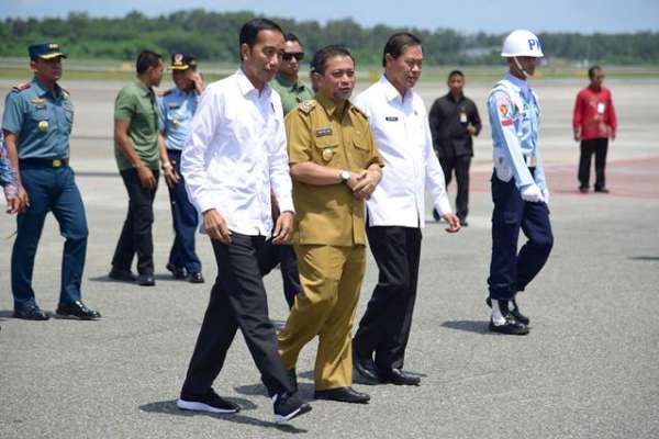 Presiden Jokowi disambut Wagub Kaltim Hadi Mulyadi saat tiba di Bandara Sultan Aji Muhammad Sulaiman, Sepinggan, Kota Balikpapan, Kalimantan Timur, Selasa (7/5/2019). (Istimewa - Setkab - Anggun)