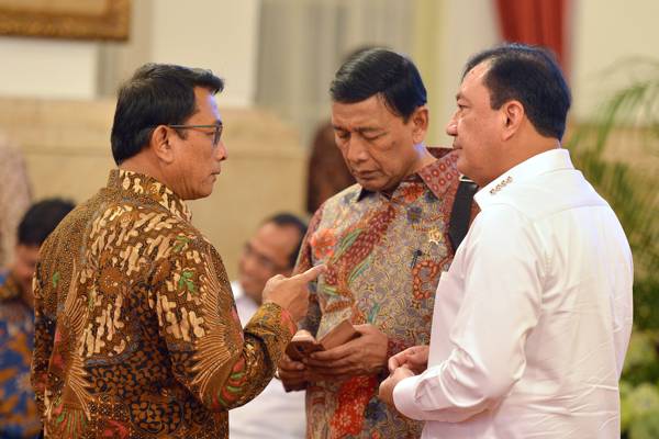 Kelapa Staf Presiden Moeldoko (kiri) berbincang dengan Menkopolhukam Wiranto dan Kepala BIN Budi Gunawan di Istana Negara Jakarta, Rabu (16/5/2018). (Antara - Wahyu Putro A)