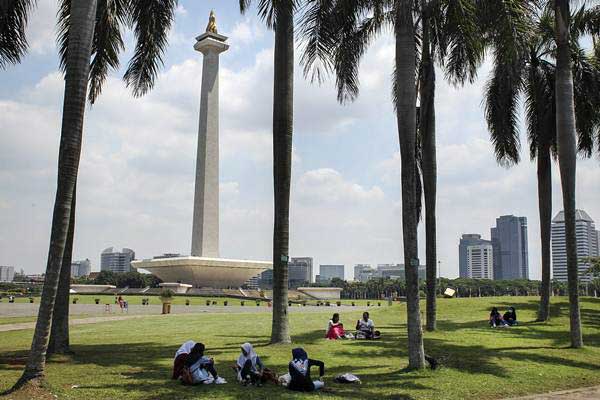 Pengunjung beraktivitas di taman Monumen Nasional (Monas), Jakarta. (Antara - Dhemas Reviyanto)
