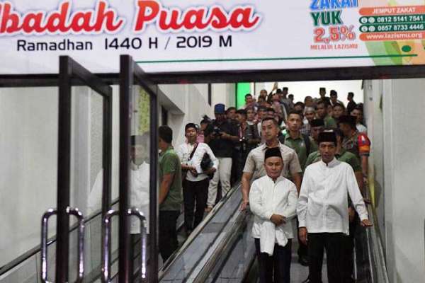 Presiden Joko Widodo (kanan) bersama Gubernur Kalteng Sugianto Sabran (kiri) di Masjid Darul Arqam, Palangka Raya, Kalimantan Tengah, Selasa (7/5/2019). (Antara - Akbar Nugroho Gumay)