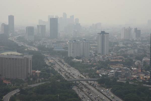 Suasana gedung-gedung bertingkat yang diselimuti asap polusi di Jakarta, Senin (29/7 - 2019). (Antara/Indrianto Eko Suwarso)