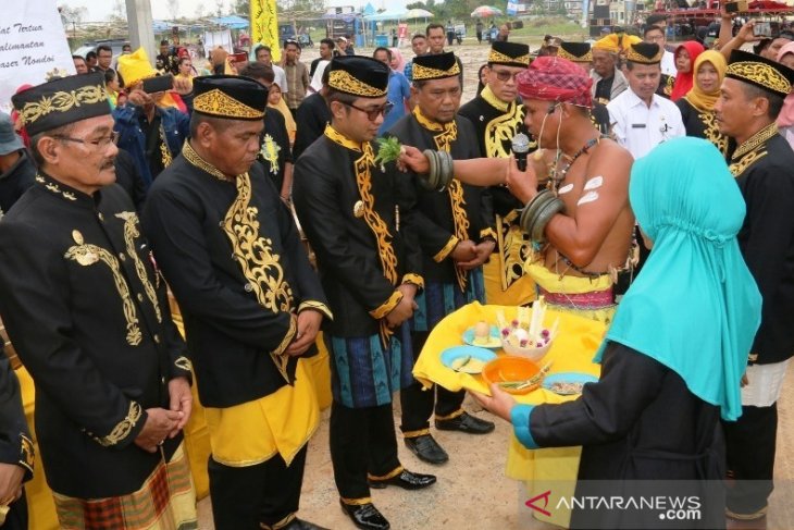 Salah satu ritual adat saat Festival Belian Adat Paser Nondoi (Antara)
