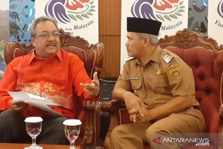 Dubes Datuk Zainal Abidin Bakar saat berbincang (kiri) dengan Wakil Wali Kota Samarinda M. Barkati (Antaranews)
