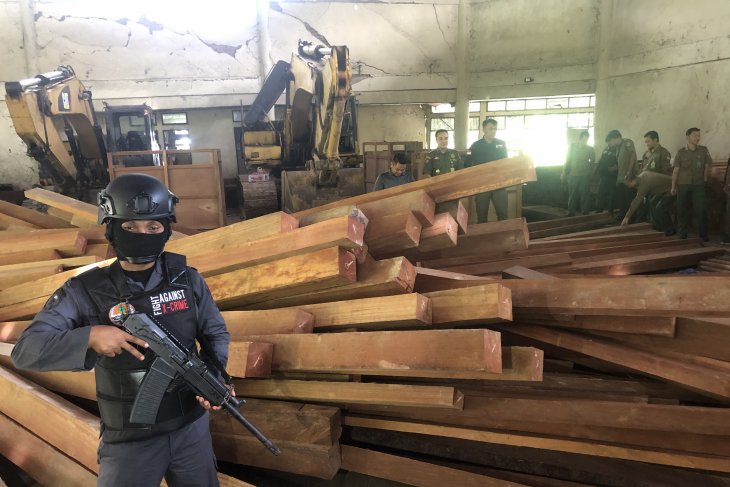 Sejumlah kayu ilegal hasil operasi penegakan hukum berhasil diamankan di Gudang KLHK, Samarinda, Kaltim. (Antara)