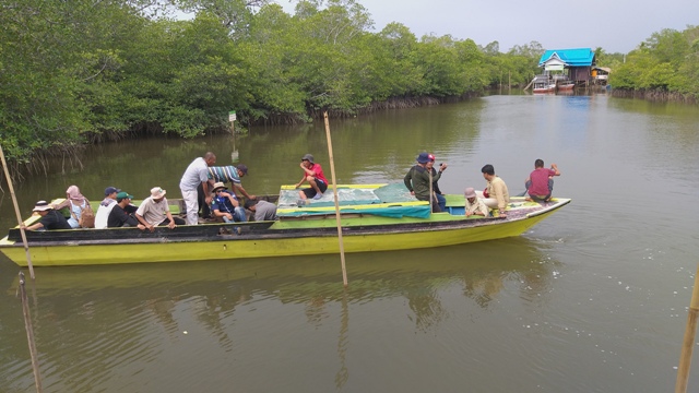 Kapal mengangkut warga melintasi perairan di dekat hutan mangrove di Mentawir, Sepaku, Penajam Paser Utara, belum lama ini (Dirhanuddin)