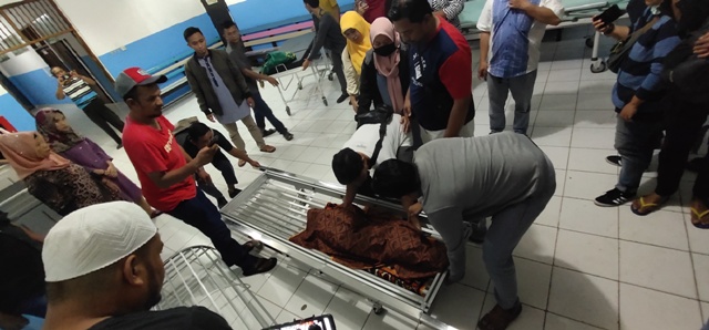 Jenazah anak balita Yusuf Ghazali,4, saat dibawa ke rumah sakit. (Dirhanuddin)