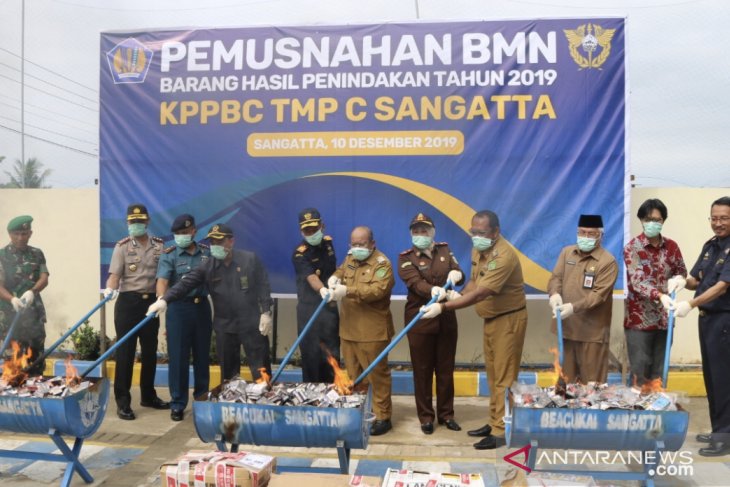 Pemusnahan rokok ilegal di Kantor Pengawasan dan Pelayanan Bea Cukai (KPPBC) Tipe Madya Pabean C Sangatta, Kabupaten Kutai Timur, Kalimantan Timur (Antara)