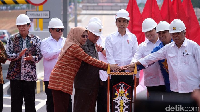 Presiden Jokowi (empat dari kanan) saat meresmikan Ruas tol Balikpapan-Samarinda di Gerbang Tol Samboja, Kabupaten Kutai Kartanegara, Selasa (17/12/2019). (Detik)