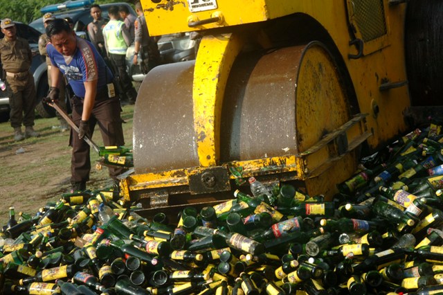 Jelang Tahun Baru, Polres Kutai Timur Musnahkan 2.260 Botol Miras