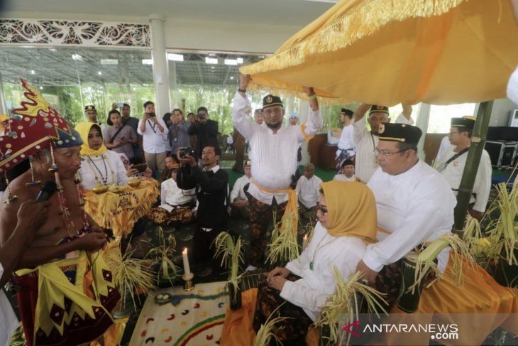 Bupati Kutai Timur, Ismunandar dan istri Encek UR Firgasih kembali melaksanakan upacara beluluh di pendapa rumah bupati, Senin (30/12/2019). (Antara)