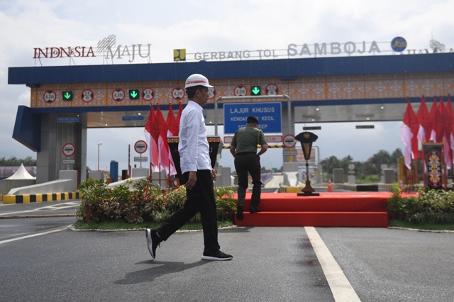 Presiden Joko Widodo meresmikan Jalan Tol Balikpapan-Samarinda seksi 2,3 dan 4 di Samboja, Kutai Kartanegara, Kalimantan Timur, Selasa (17/12/2019). Tol seksi 2,3 dan 4 yang akan melintasi ibu kota baru itu memiliki panjang 57,8 kilometer dari total lima seksi Tol Balikpapan-Samarinda sepanjang 99,3 kilometer. (JIBI/Antara)