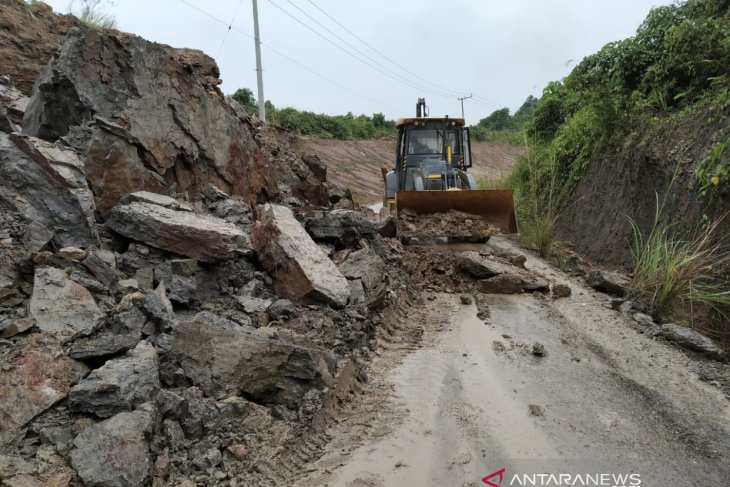 Satu unit alat excavator diturunkan untuk membersihkan material longsor di Jalan Poros Sangatta-Ranpul (Antaranews Kaltim/Humas Kutim)