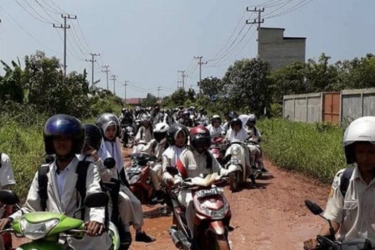 Akses transportasi di Jl. Guru Besar menuju SMAN 1 Sangatta, Kutim, yang rusak parah akan dibangun oleh Pemkab Kutim (Antara)