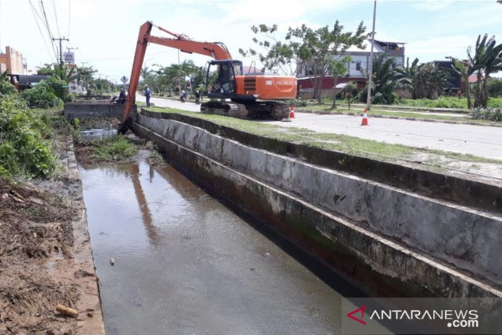 Alat berat diturunkan untuk melakukan normalisasi drainase di Sangatta, Kalimantan Timur belum lama ini. (Antara)