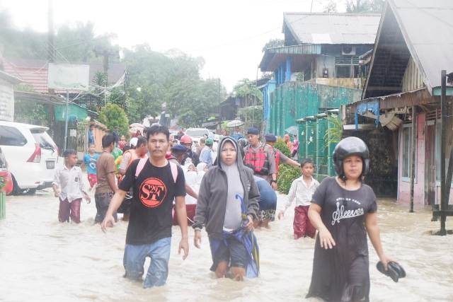 Warga terdampak banjir di Samarinda, Selasa (14/1/2020). (Dirhanuddin)