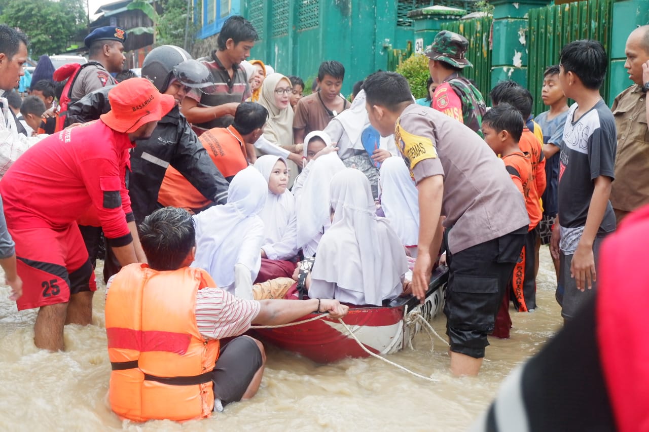 Ratusan siswa Sekolah Dasar (SD) 007 Samarinda terpaksa dievakuasi oleh tim gabungan penanggulangan bencana setempat pada Selasa (14/1/2020). (Dirhanuddin/ibukotakita.com)