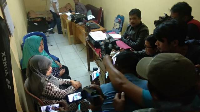 SG dan ML, kedua pengurus PAUD Jannatul Atfah saat diperiksa di Polsek Samarinda Ulu setelah ditetapkan sebagai tersangka atas kematian Yusuf. (Dirhanuddin/Ibukotakita.com)