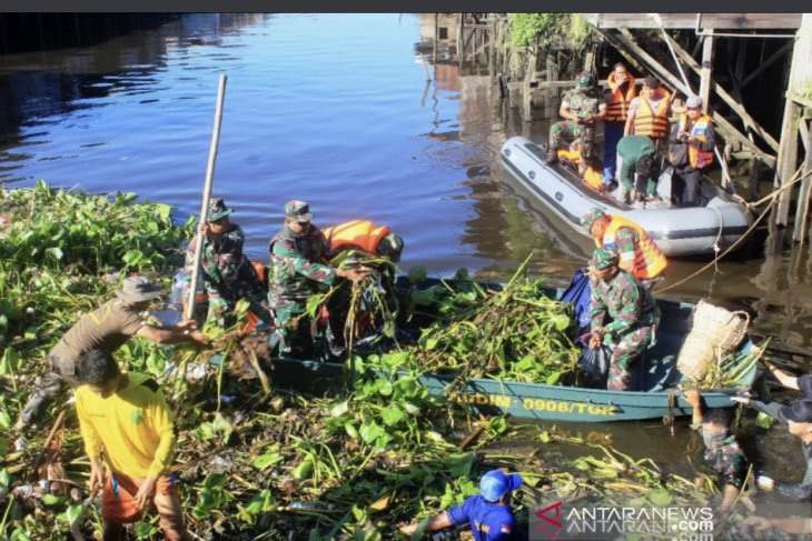 TNI bersih-bersih Sungai Mahakam di Tenggarong, Kutai Kertanegara, Kaltim (Antara)