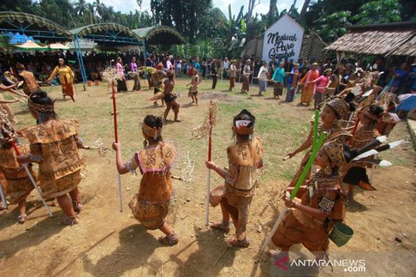 Mengenal Tradisi Mesiwah Pare Gumboh Suku Dayak Liyu Kalsel