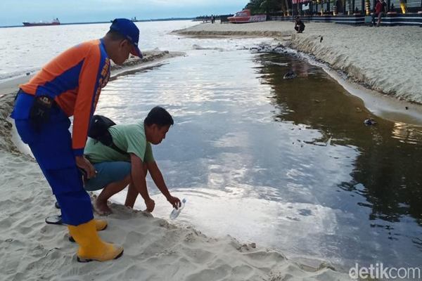 Tumpahan Minyak Cemari Pantai Monpera Balikpapan Sepanjang 1 Mil