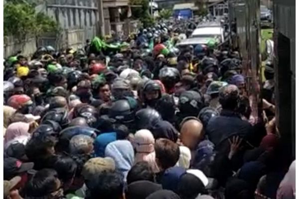 Polresta Samarinda Bubarkan Massa Pembagian Sembako di Rumah Gubernur Kaltim