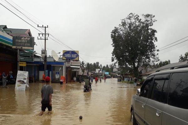 Banjir Mulai Surut, Warga Samarinda Bersihkan Rumah