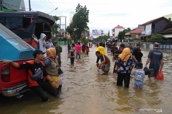 DLH Kaltim Lakukan Aksi Sosial Kepada Warga Terdampak Banjir Samarinda