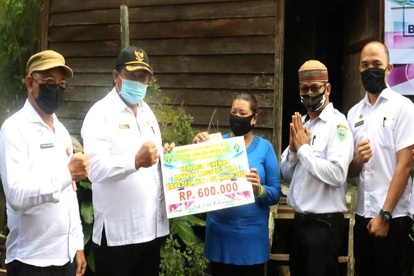 Bupati Kutai Barat Serahkan BLT Dana Desa Kepada Warga Kecamatan Linggang Bigung