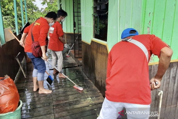 Dispora Kaltim Ajak Organisasi Pemuda Bersihkan Bekas Banjir Samarinda