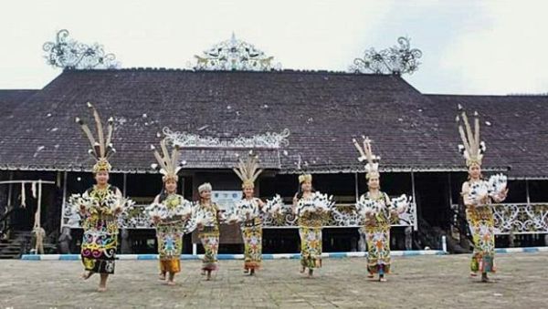 Menikmati Atraksi Budaya Dayak Di Desa Pampang Samarinda