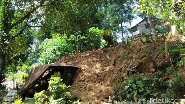 Hujan, Areal Pemakaman di Samarinda Longsor