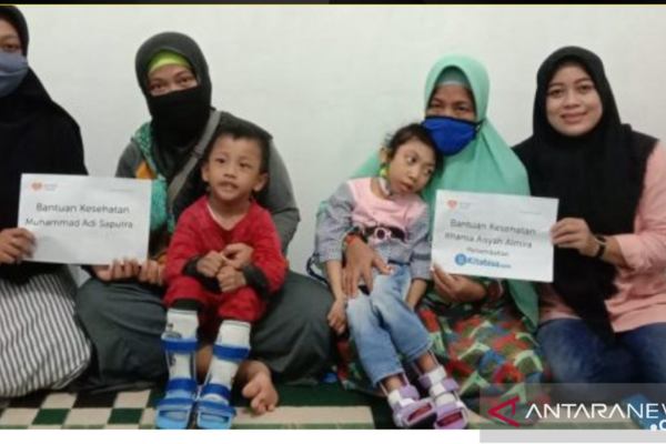 Tiga Anak Penyandang Cerebral Palsy di Balikpapan Dapat Bantuan Sepatu Khusus