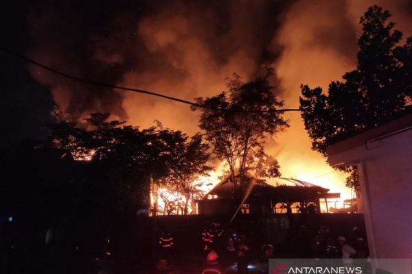 Puluhan Rumah dan Satu Hotel di Samarinda Terbakar