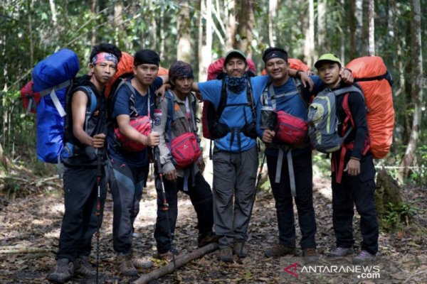 Sangatta Backpaker Gagas Kibarkan Merah Putih di Gunung Beriun Kutai Timur